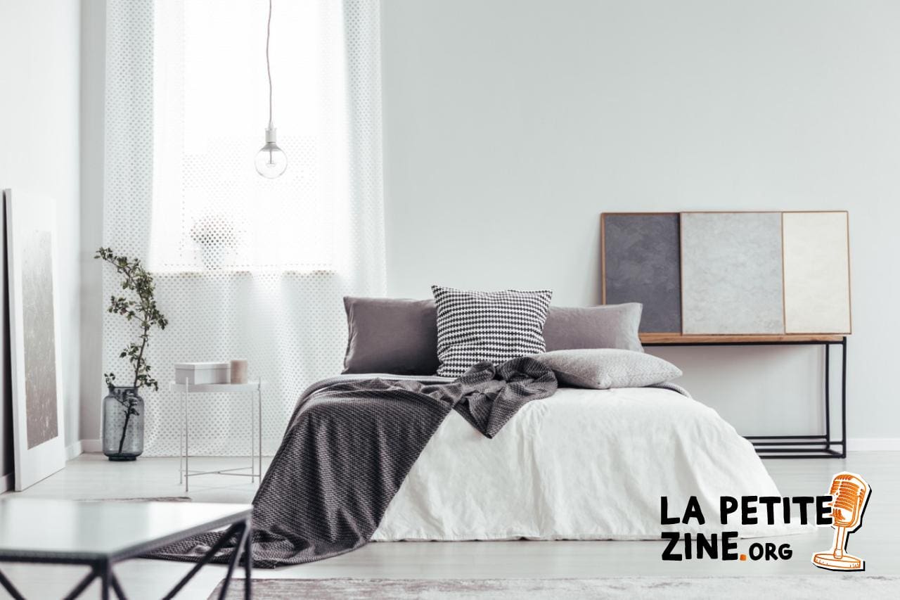 Des Tableaux Posés Sur Un Meuble
