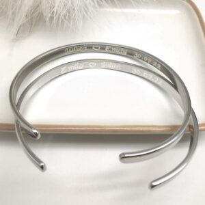 Duo de bracelets jonc personnalisés en argent 925 pour couple avec gravure sur-mesure