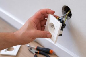 Faire des travaux soi-même : ce que ça change vraiment sur le budget maison