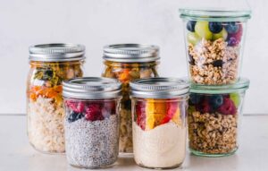 Bol de muesli aux flocons d'avoine, amandes, graines et raisins secs