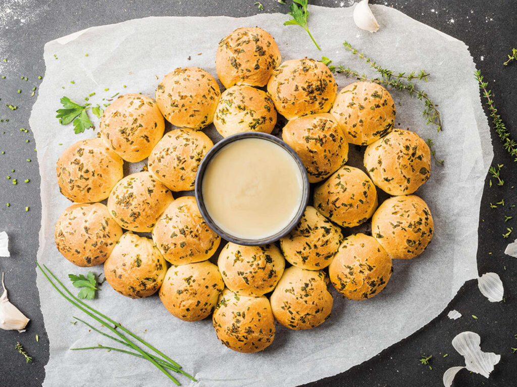 Fondue savoyarde dans un caquelon avec des cubes de pain et du fromage fondu