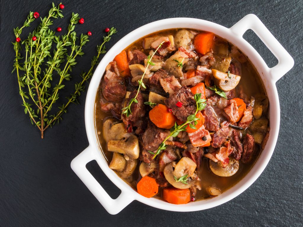 Bœuf bourguignon au Cookeo servi avec des carottes et des champignons dans un plat familial