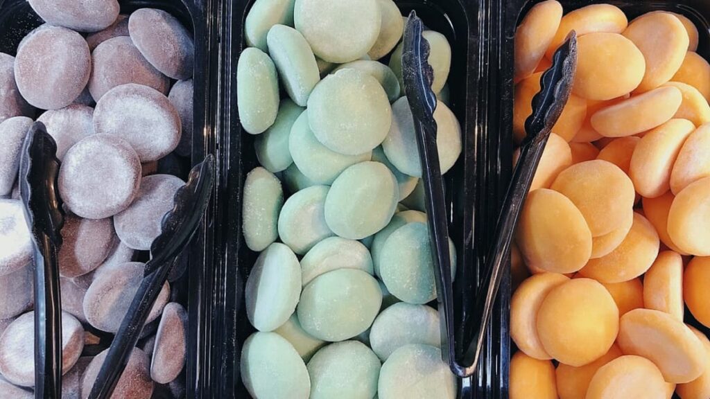 Assortiment de mochis japonais colorés servis sur une assiette