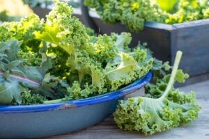 Feuilles vertes frisées de chou kale frais
