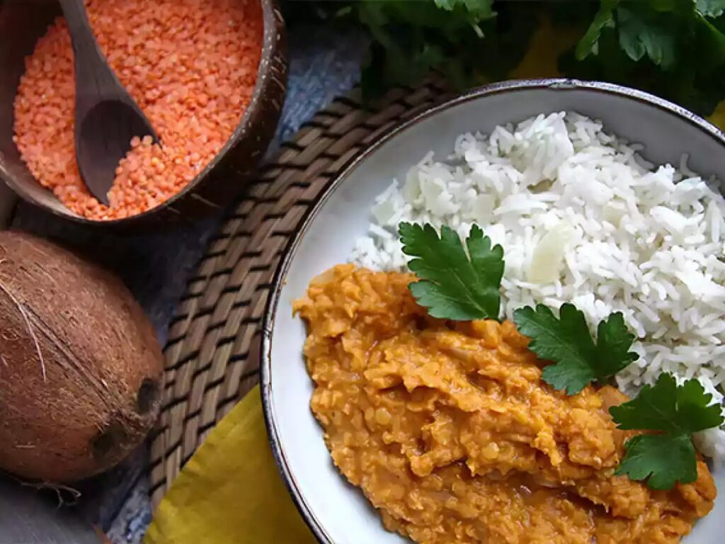 Bol de lentilles corail cuites avec légumes et épices