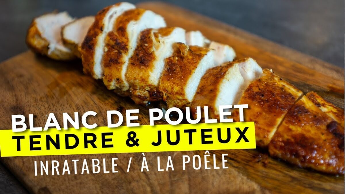 Blanc de poulet doré servi avec des légumes dans une assiette familiale