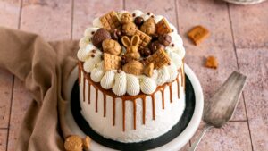 Layer cake à étages recouvert de crème et décoré de fruits rouges