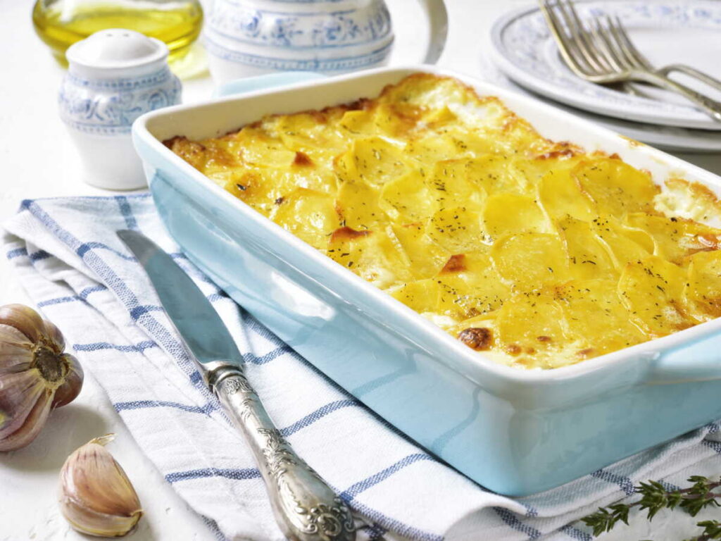 Gratin dauphinois doré préparé au Cookeo, servi dans un plat à gratin
