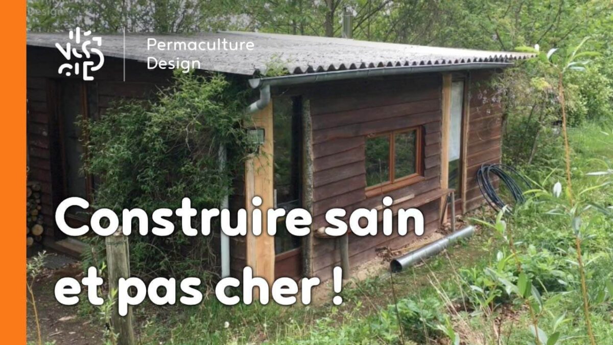 Intérieur de maison lumineux et épuré, avec des surfaces simples à entretenir et des rangements intégrés