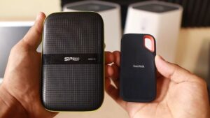 Disque dur interne posé à côté d'un ordinateur portable ouvert