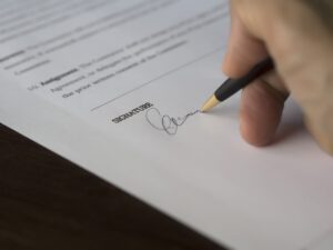 Document d'attestation sur l'honneur posé sur un bureau avec un stylo
