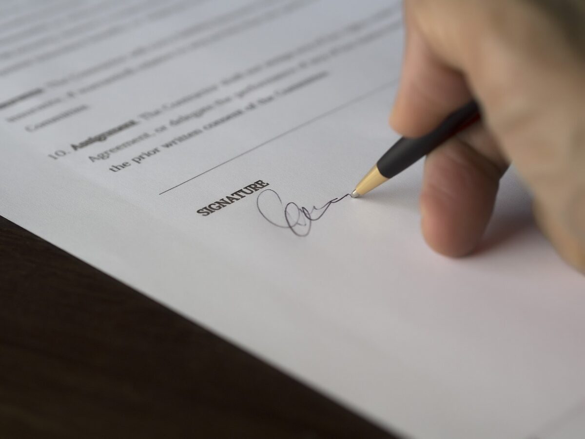 Document d'attestation sur l'honneur posé sur un bureau avec un stylo