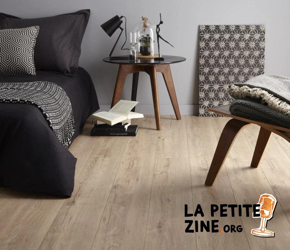 Chambre Moderne Noire Avec Tableau Directement Posé Au Sol 