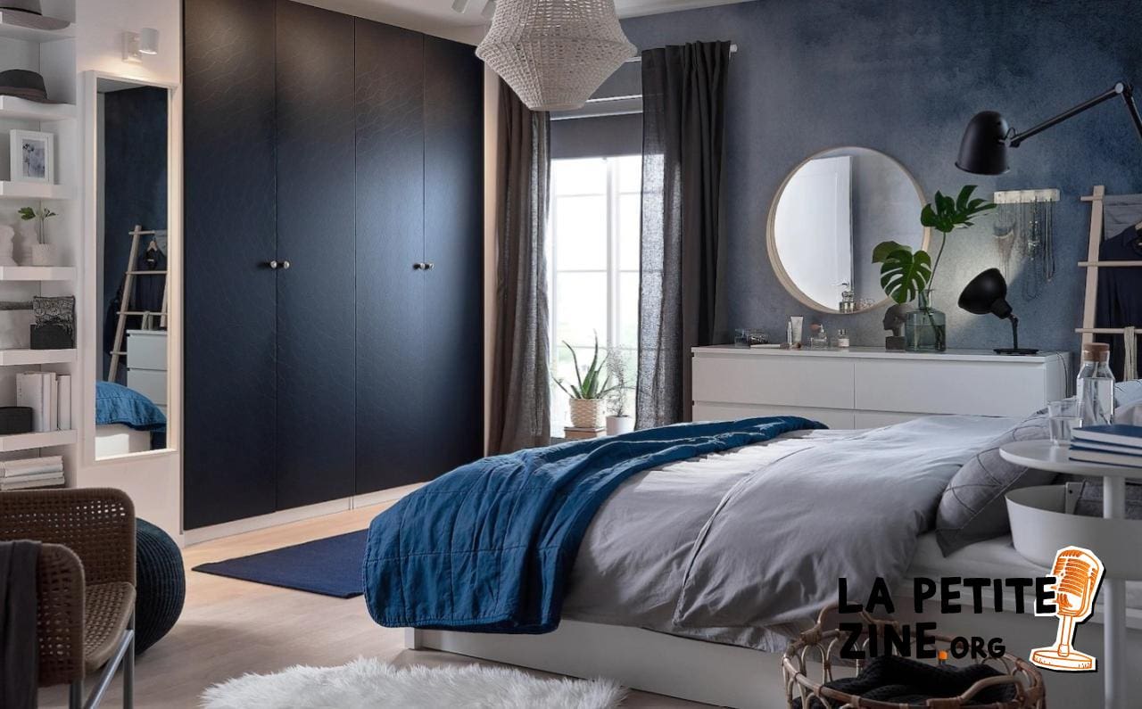 Chambre Bleue Avec De Nombreux Rangements