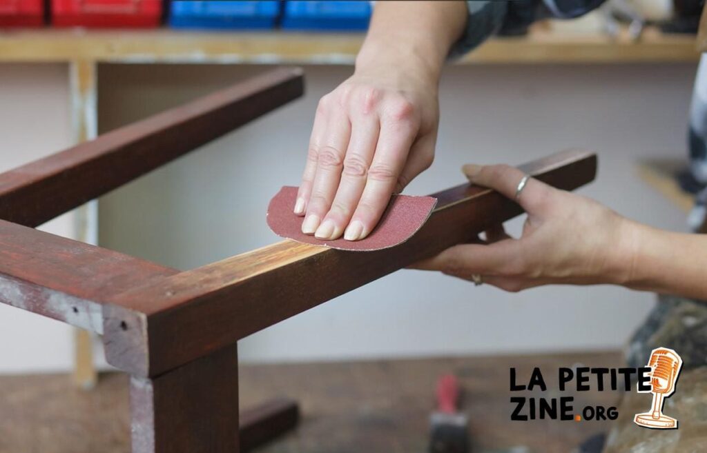 Comment décaper un meuble verni ?