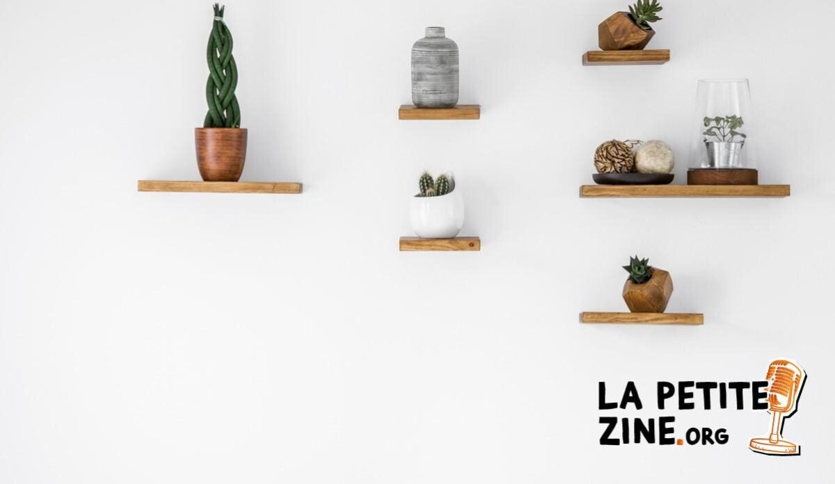 Fixer une étagère sans percer : comment faire ?