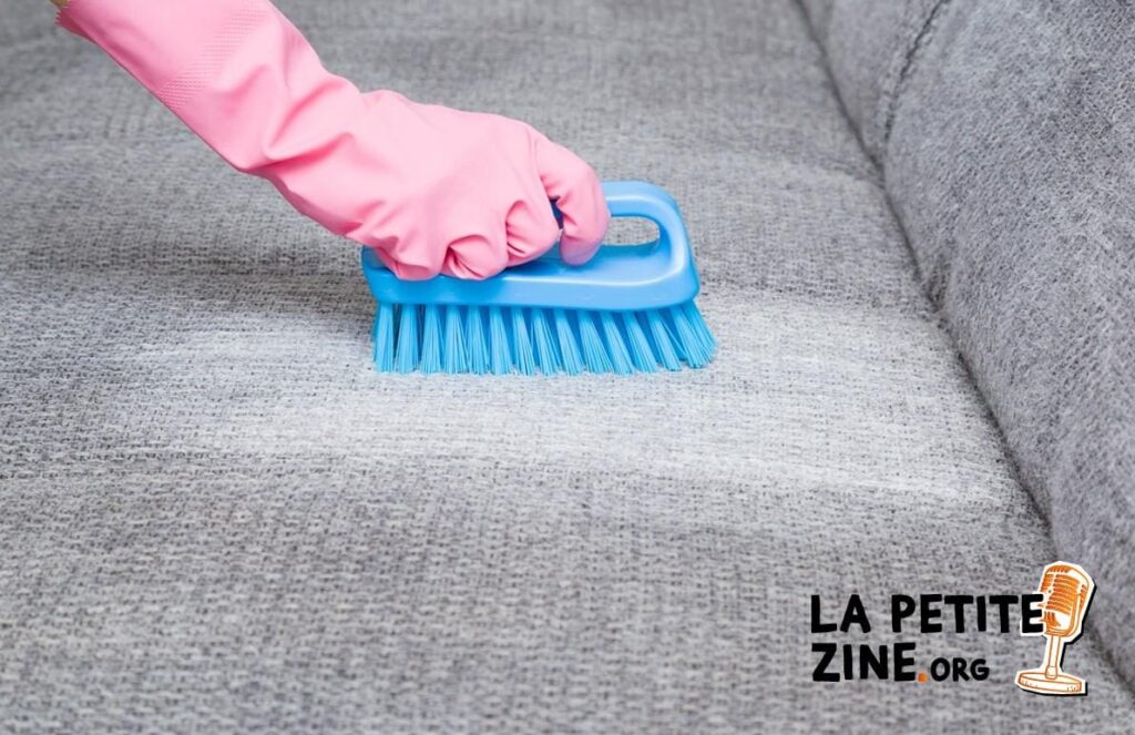 Comment nettoyer un canapé en tissu ?