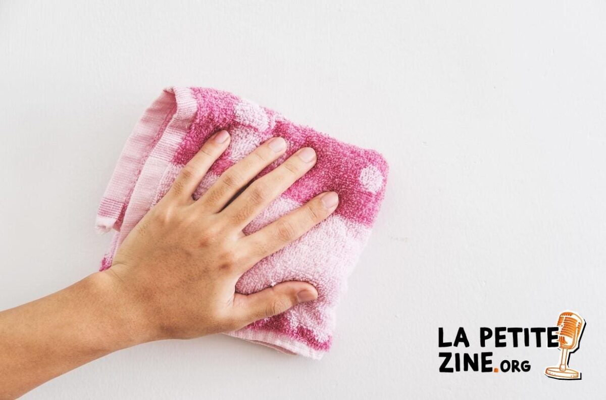 Comment nettoyer les murs jaunes derrière les meubles ?