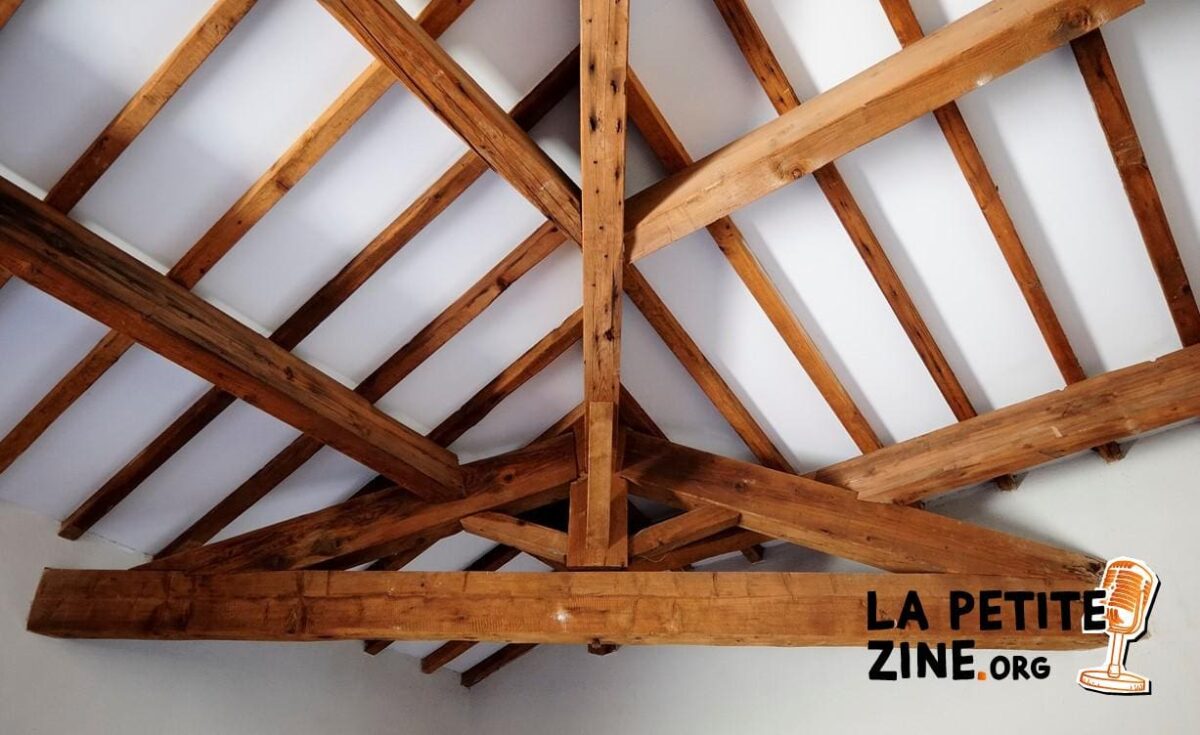 Comment repeindre un plafond en bois avec des poutres apparentes ?