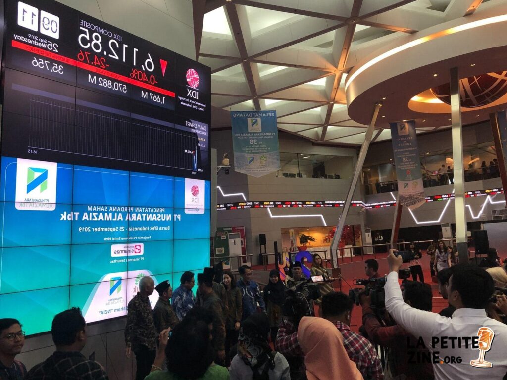 Quelles sont les actions que les enfants peuvent apprendre avec un chariot ménage jouet?