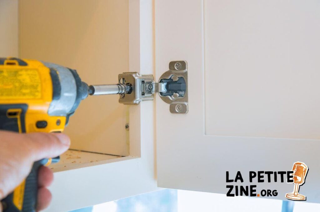 Comment régler une porte de placard ?