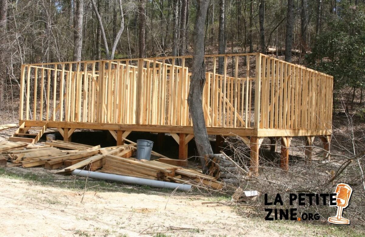 Comment aménager une terrasse sur un terrain en pente ?